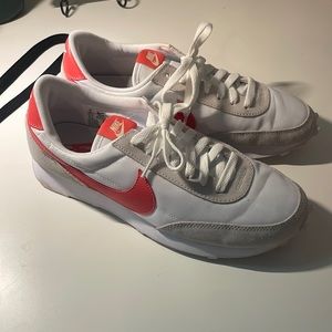 Womens Nike tennishoes